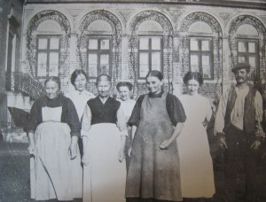 Some of the inhabitants of the Benevolent Foundation around 1930. One of them could be Ane Marie Christensen, but their names are not known.